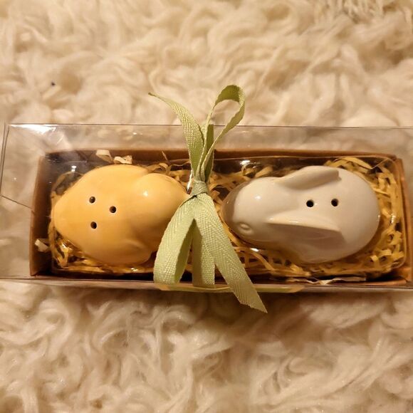 Hallmark sat and pepper shakers NWT VINTAGE - Picture 2 of 4